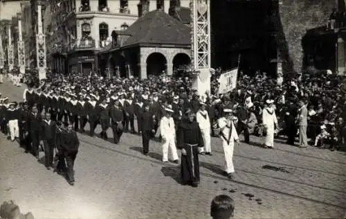 Foto Ak Boulogne sur Mer Pas de Calais, Fest, Marschierende Menschen, Geistlicher