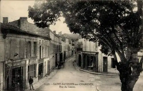 Ak Saint Savinien in der Charente Maritime, Rue du Centre