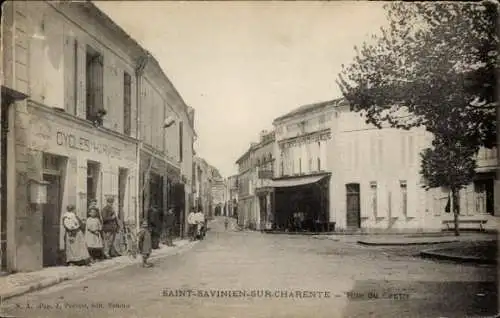 Ak Saint Savinien in der Charente Maritime, Rue du Centre