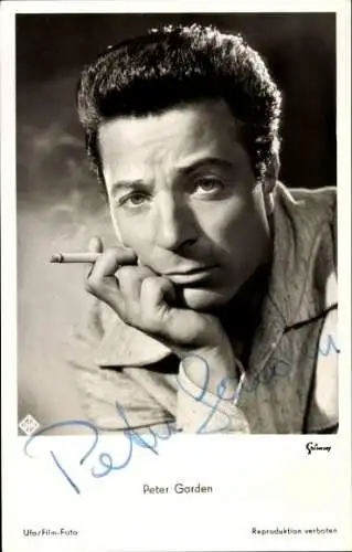 Ak Schauspieler Peter Garden, Portrait, Zigarette, Autogramm