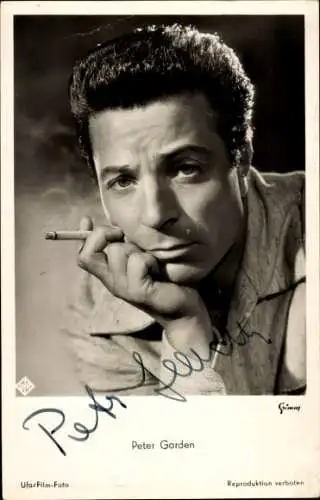 Ak Schauspieler Peter Garden, Portrait, Zigarette, Autogramm