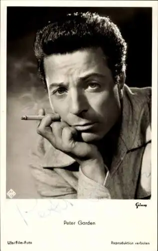 Ak Schauspieler Peter Garden, Portrait, Zigarette, Autogramm