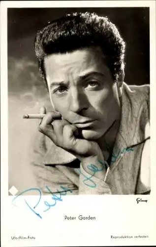Ak Schauspieler Peter Garden, Portrait, Zigarette, Autogramm