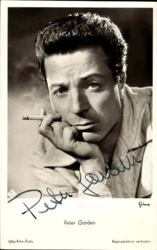 Ak Schauspieler Peter Garden, Portrait, Zigarette, Autogramm