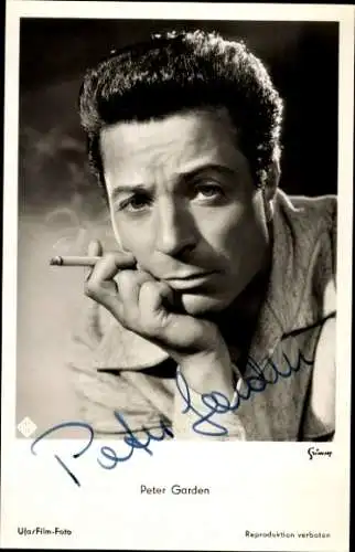 Ak Schauspieler Peter Garden, Portrait, Zigarette, Autogramm