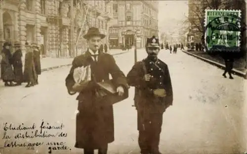 Foto Ak Zürich Stadt Schweiz, Student verteilt im Beisein einer Wache Briefe