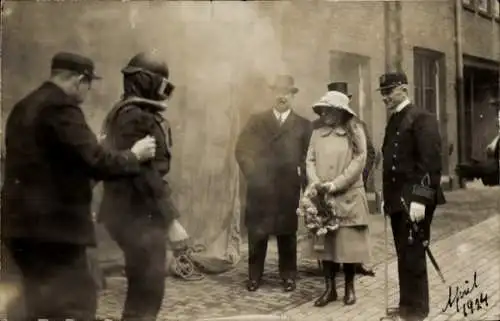 Foto Ak Niederlande, Prinzessin Juliana, Feuerwehr