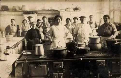 Foto Ak Szene in der Küche, Köche, Herd, Kochtöpfe