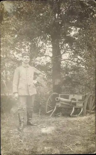 Foto Ak Deutscher Soldat in Uniform, Geschütz