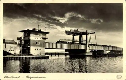 Ak Stralsund in Vorpommern, Rügendamm, Eisenbahnbrücke