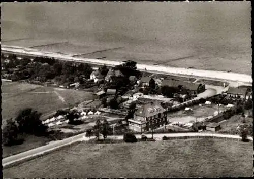 Ak Ostseebad Schönberg in Holstein, Karl Volkert Heim mit Ostsee, Luftaufnahme