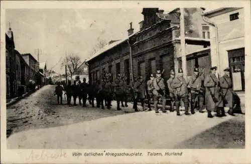 Ak Talsi Talsen Kurland Lettland, Soldaten marschieren durch die Straße, östlicher Kriegsschauplatz