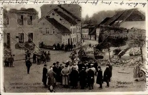 Ak Domnowo Domnau Ostpreußen, Russische Gefangene legen morsche Giebel nieder, Marktplatz