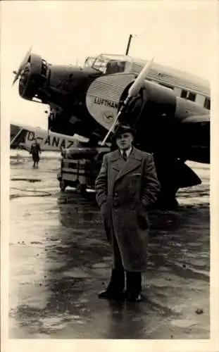 Foto Ak Mann im Mantel vor einem Passagierflugzeug der Lufthansa, Winter 1936/37