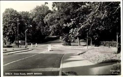 Ak Epsom Surrey England, Cross Roads, Drift Bridge