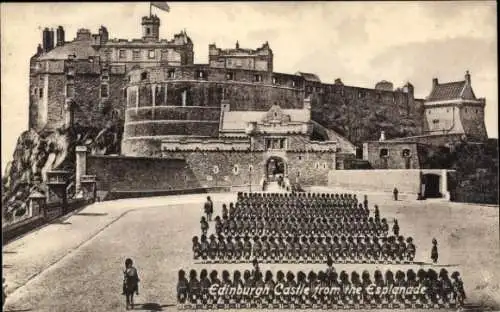 Ak Edinburgh Schottland, Schloss von der Esplanade aus