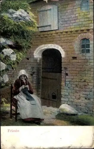 Ak Friesin, Alte Frau in Friesischer Tracht vor einem Haus strickend
