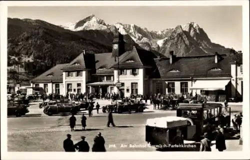 Ak Garmisch Partenkirchen in Oberbayern, am Bahnhof, Bus