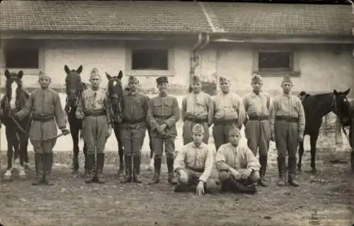 Foto Ak Französische Soldaten in Uniformen mit Pferden