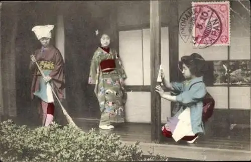 Ak Japan, Mädchen in japanischer Tracht beim Aufräumen, Besen