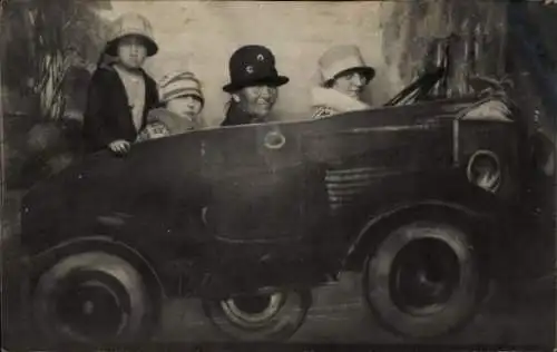 Foto Ak Frauen im Auto, Gruppenbild, Lenkrad, Ausflug