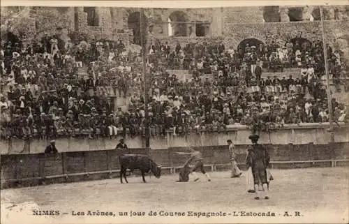 Ak Nîmes Gard, Les Arenes, ein Tag im spanischen Courne