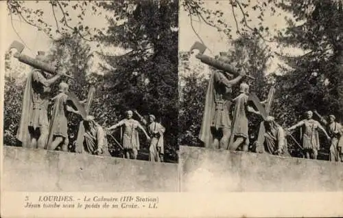 Stereo Ak Lourdes Hautes Pyrénées, Golgatha, Jesus fällt unter der Last seines Kreuzes