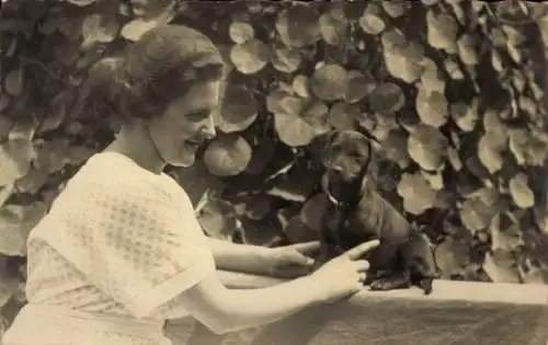 Foto Ak Frau in weißem Kleid, Dackel, Portrait