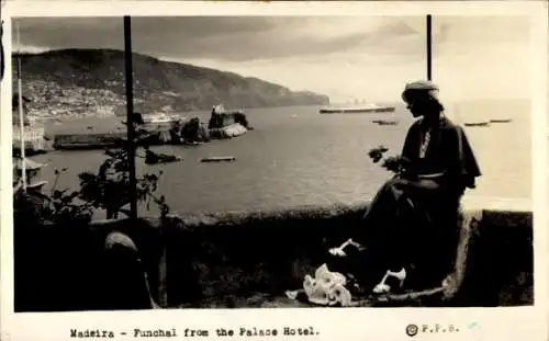 Foto Ak Insel Madeira Portugal, Blick vom Palasthotel, Frau