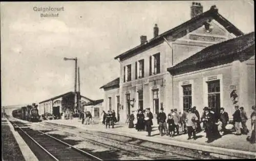 Ak Guignicourt Aisne, Bahnhof, Gleisseite, Passagiere