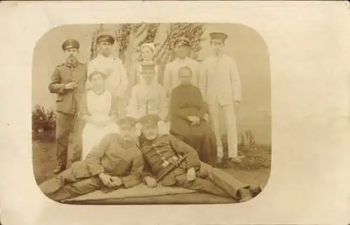 Foto Ak Mysłowice Myslowitz Schlesien, Soldaten in Uniformen, Lazarett, Krankenschwestern, I WK