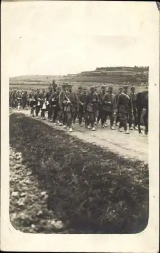 Foto Ak Deutsche Soldaten in Uniformen auf dem Marsch, I WK