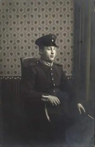 Foto Ak Döbeln in Mittelsachsen, Deutscher Soldat in Uniform, Infanterie Regiment 100, Portrait