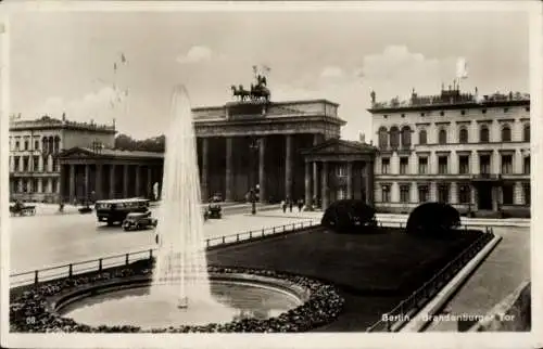 Ak Berlin Mitte, Brandenburger Tor, Springbrunnen, Die schöne Ansicht