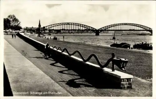 Ak Düsseldorf am Rhein, Schlange am Rheinufer, Rheinbrücke