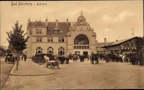 Ak Bad Harzburg in Niedersachsen, Bahnhof, Vorplatz, Kutschen