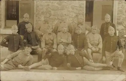 Foto Ak Französische Soldaten in Uniformen, Gruppenaufnahme vor einem Gebäude