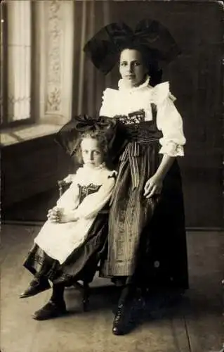 Foto Ak Frau und ihr Kind in Elsässer Tracht