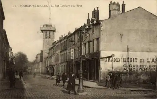 Ak Rochefort sur Mer Charente Maritime, La Rue Toufaire und der Turm