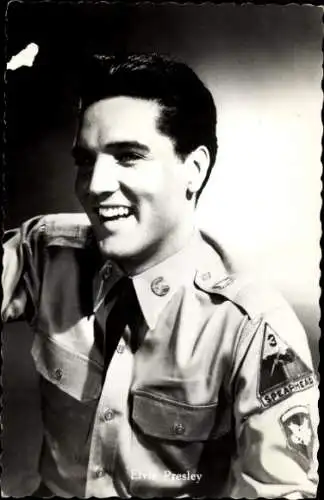 Ak Schauspieler und Sänger Elvis Presley, Portrait in Uniform, Jailhouse Rock