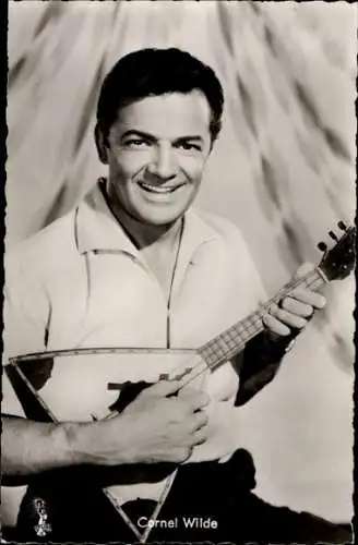 Ak Schauspieler Cornel Wilde, Portrait mit Balalaika, Feuer im Blut