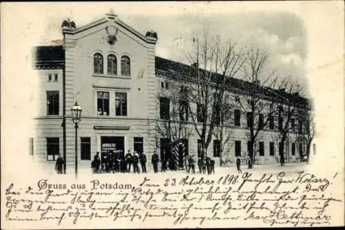 Ak Potsdam, Soldaten vor der Kaserne