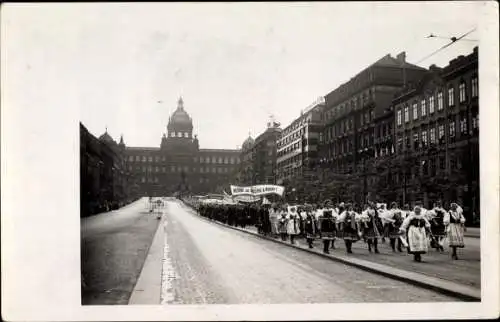 Foto Ak Praha Prag Tschechien, Festzug in Trachten, Pfingsten 1937, Banner
