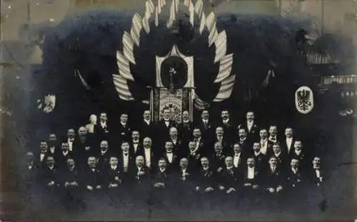 Foto Gruppenbild der Männer, Wappen, Verein, Fahnen