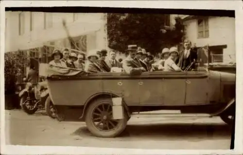 Foto Ak Stadtrundfahrt, Auto, Touristen