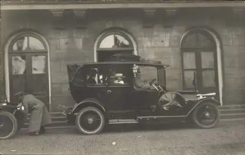 Foto Ak Prinzessin Juliana der Niederlande, Großraum PKW, Kurbelmotor