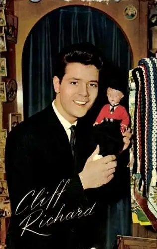 Ak Sänger Cliff Richard, Portrait mit Puppe
