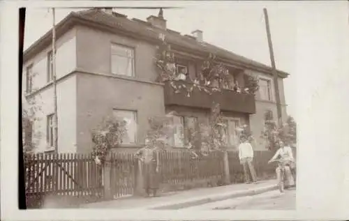 Foto Ak Kappel Chemnitz in Sachsen, Straßenpartie mit Wohnhaus, Mann mit Moped