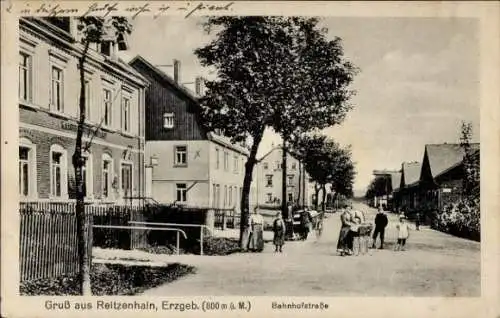 Ak Reitzenhain Marienberg im Erzgebirge, Bahnhofstraße, Postamt, Kinderwagen