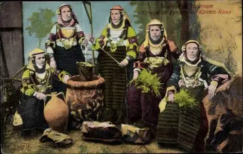Ak Souvenir von Saloniki, Frauengruppe von Kiretch Kieuy, Trachten, Brunnen